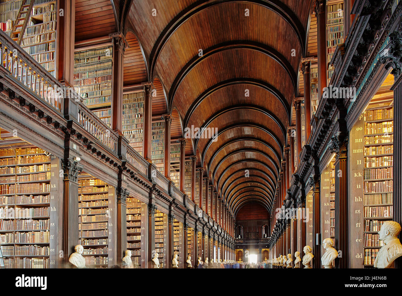 La sala lunga nella biblioteca del Trinity College di Dublino Repubblica di Irlanda, Europa Foto Stock