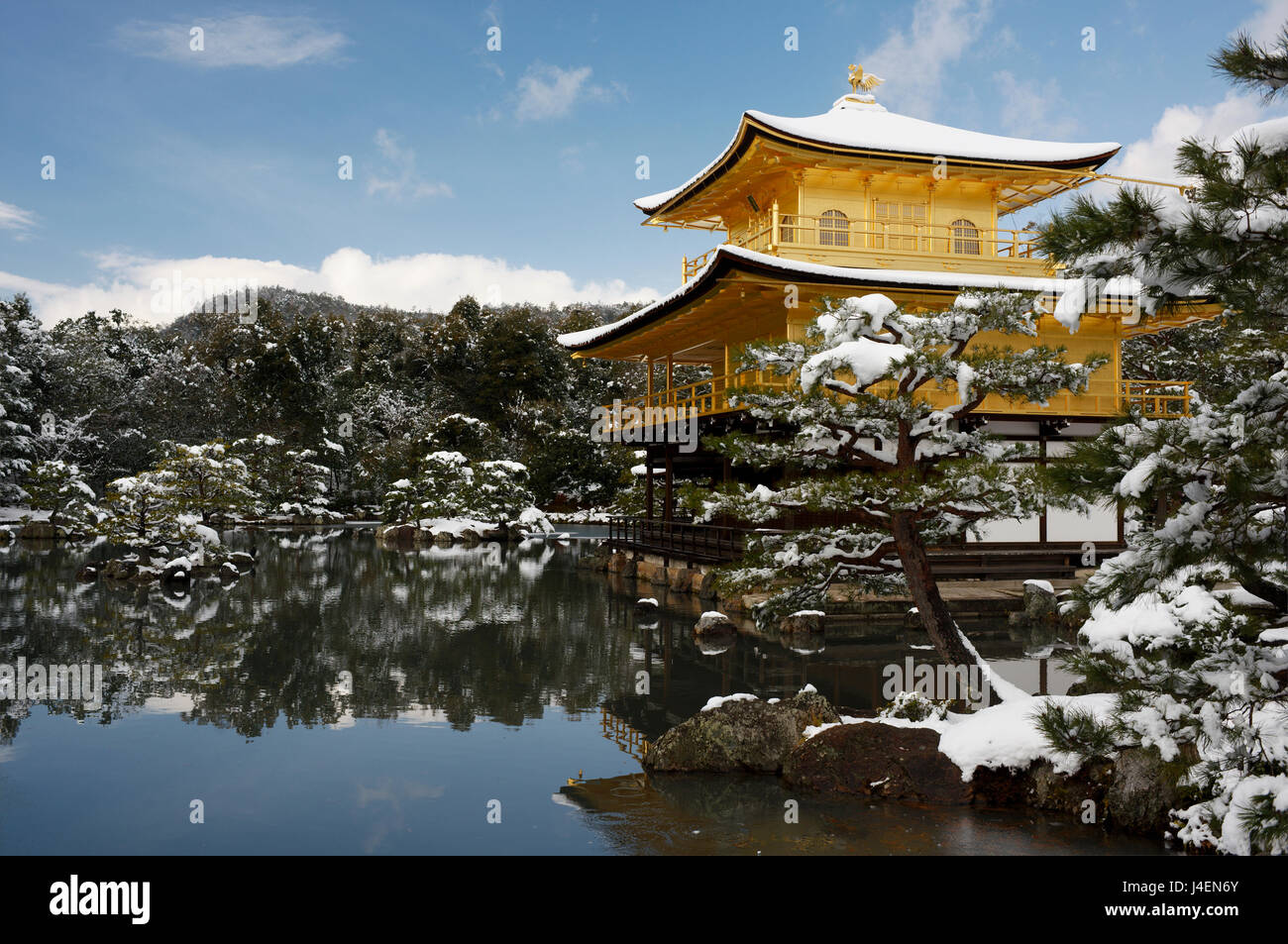 Coperte di neve Kinkaku-ji (Tempio del Padiglione Dorato) (Rokuon-ji), Sito Patrimonio Mondiale dell'UNESCO, Kyoto, Giappone, Asia Foto Stock