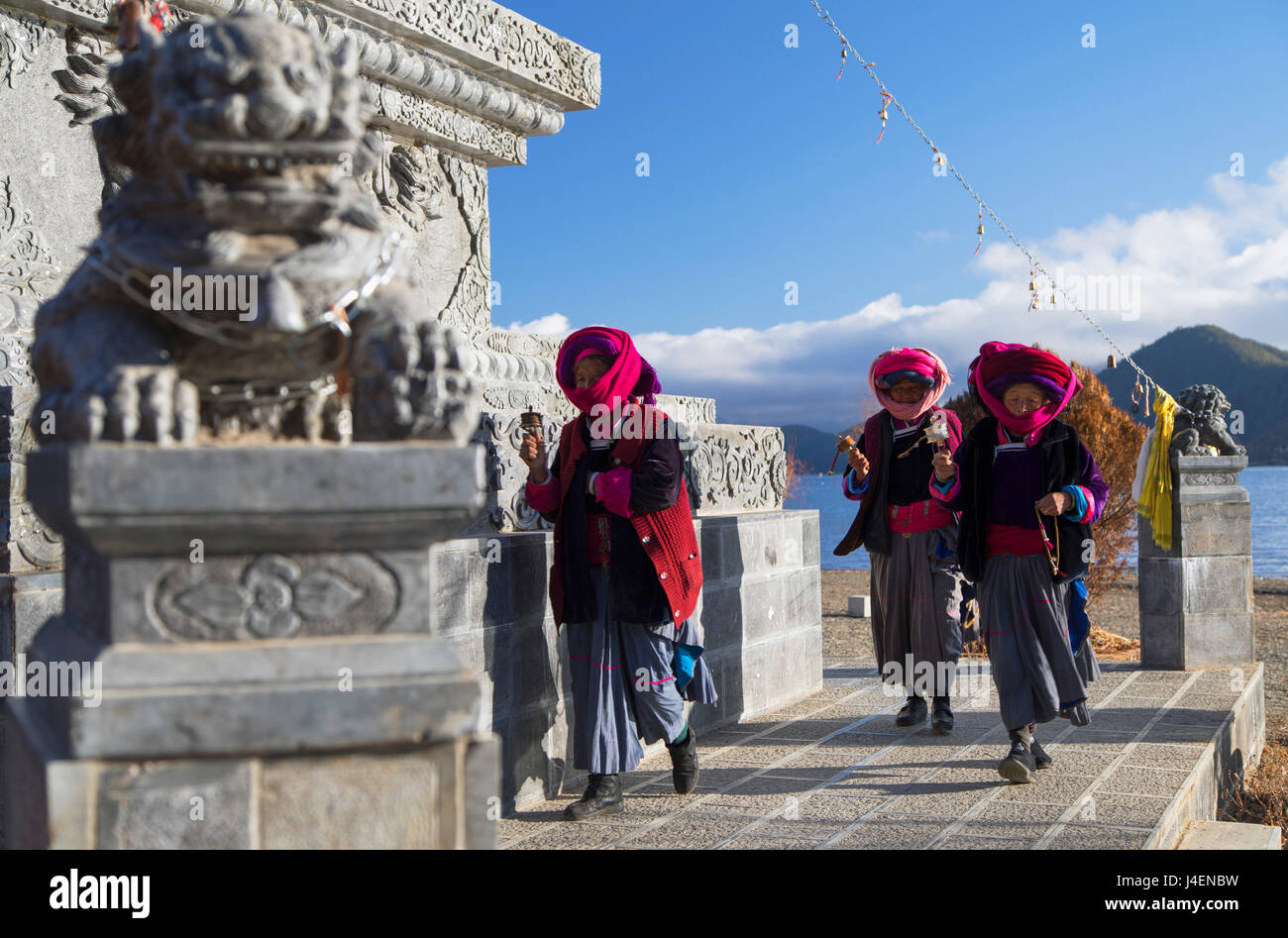 Mosu donne a pregare nel santuario, Luoshui, Lago Lugu, Yunnan, Cina e Asia Foto Stock