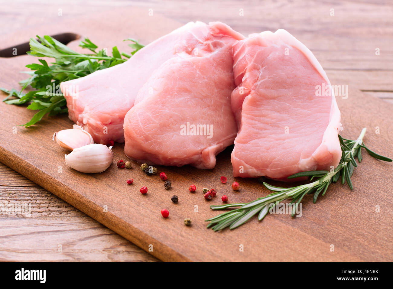 Carne di maiale cruda sulla scrivania in legno Foto Stock