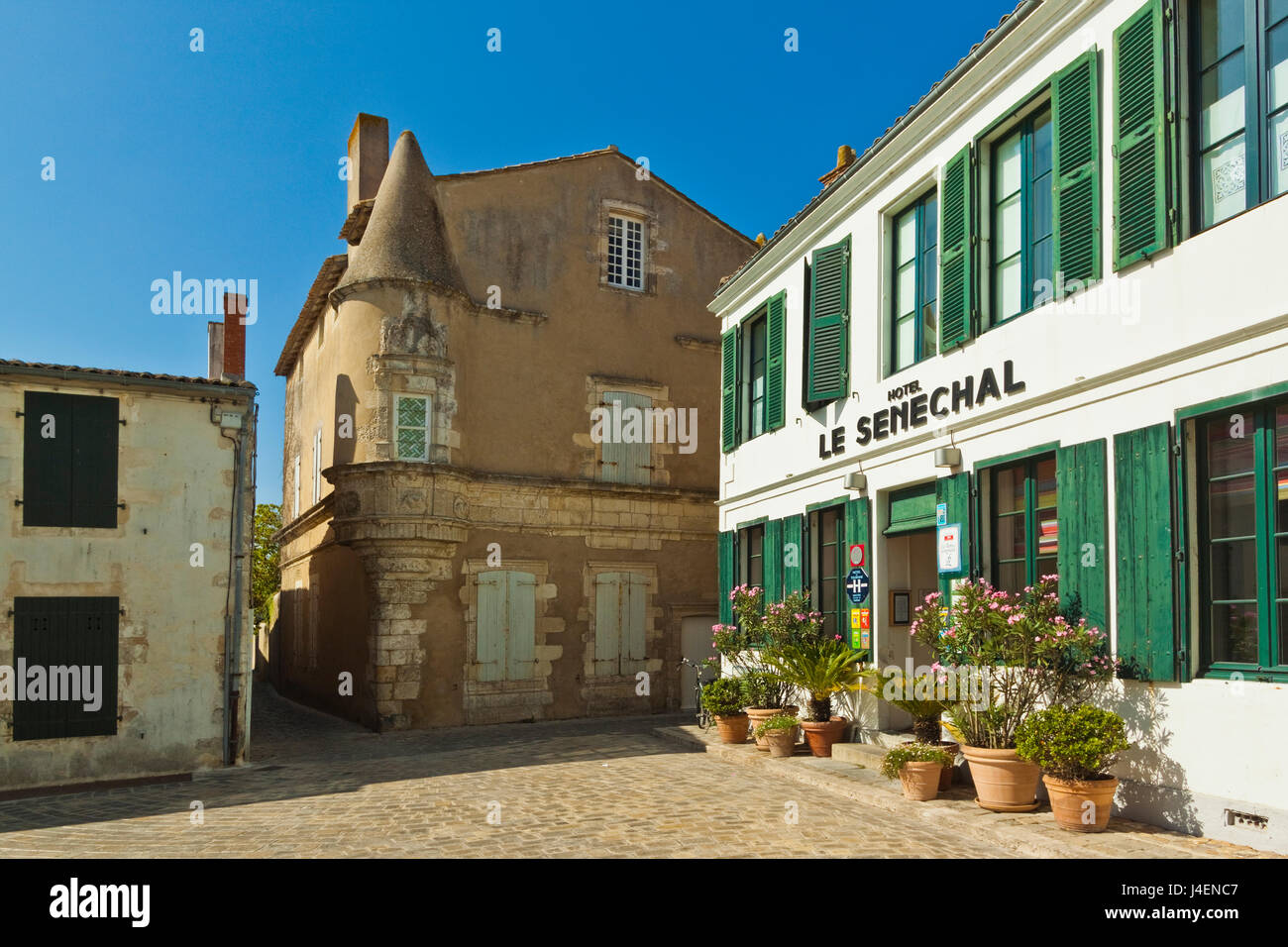 Hotel Senechal su Rue Gambetta nell'isola principale della città occidentali. Ars en Re, Ile de Re, Charente-Maritime, Francia, Europa Foto Stock