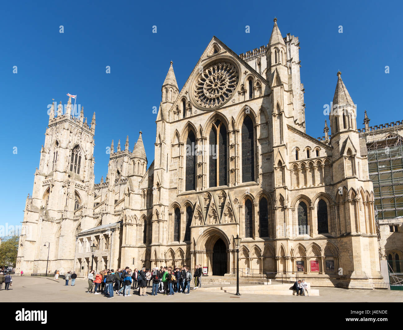 La facciata a sud di York mInster con un gruppo di visitatori in primo piano, nello Yorkshire, Inghilterra, Regno Unito Foto Stock