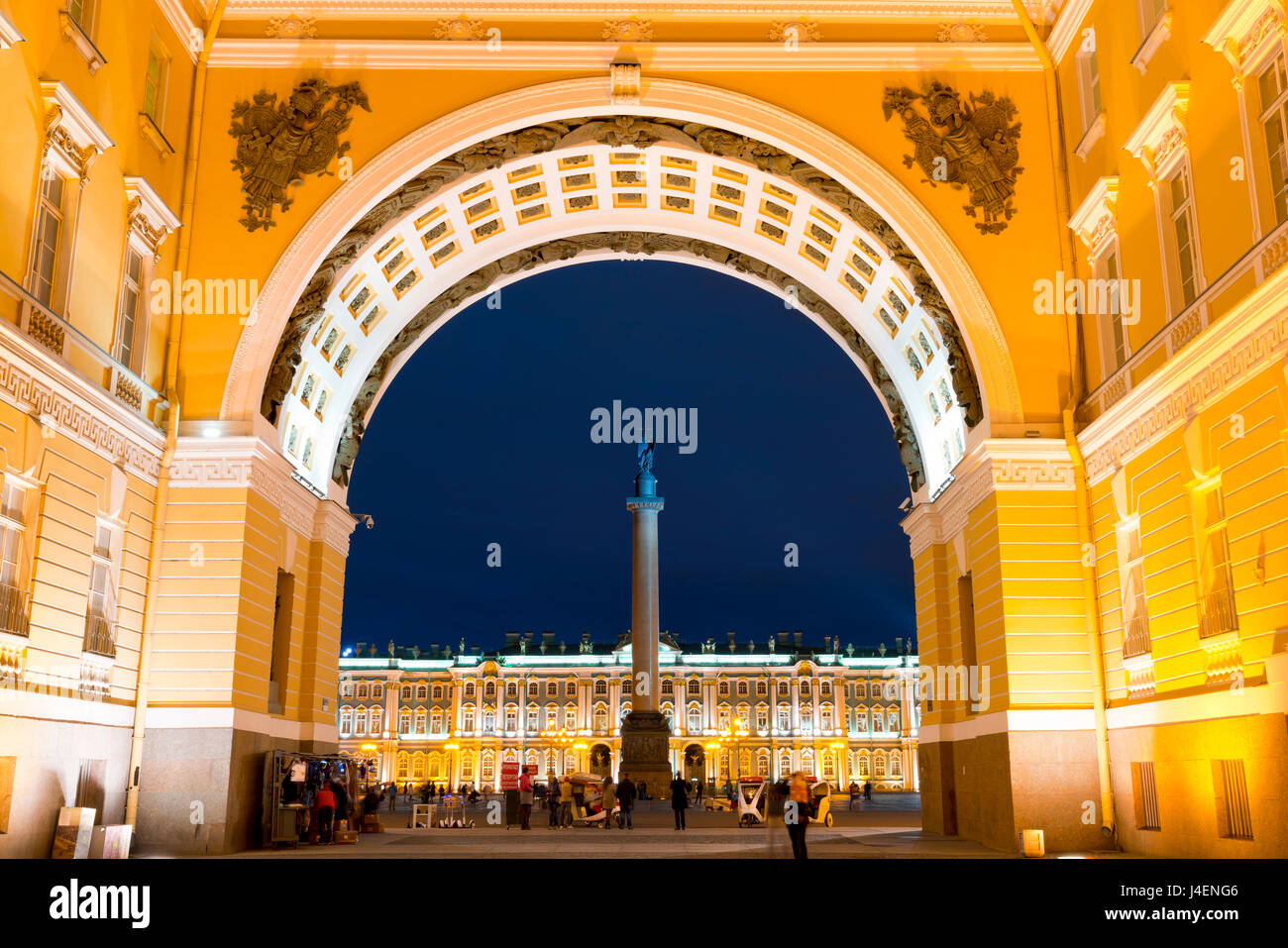 Vista della piazza del Palazzo, Alexander colonna e il Palazzo d'inverno attraverso l'Arco Trionfale, UNESCO, San Pietroburgo, Russia Foto Stock