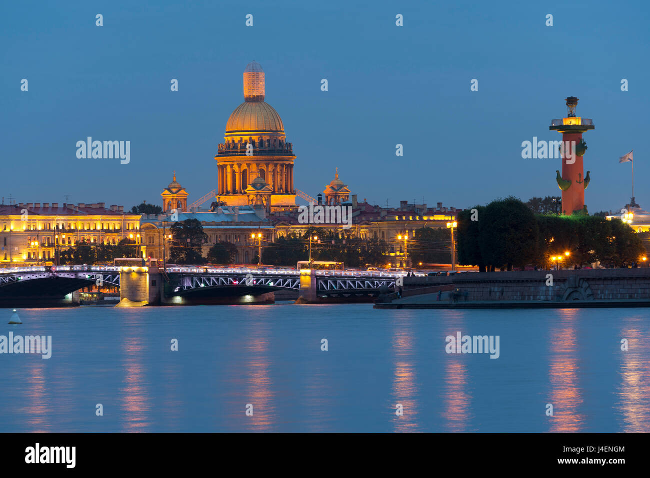 Vista del centro storico lungo il fiume Neva, San Pietroburgo, Russia, Europa Foto Stock