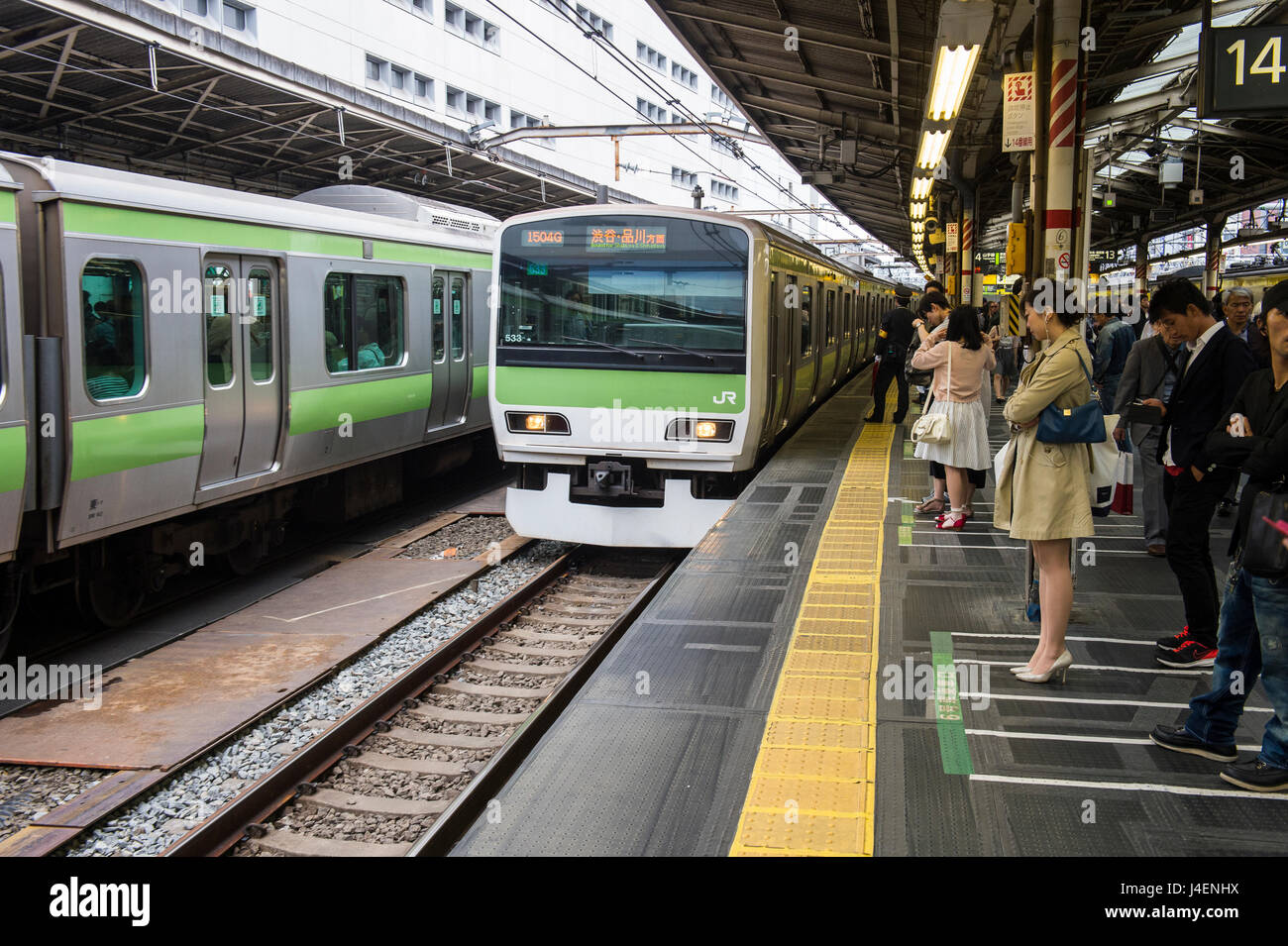Attesa per la metropolitana di Tokyo, Giappone, Asia Foto Stock