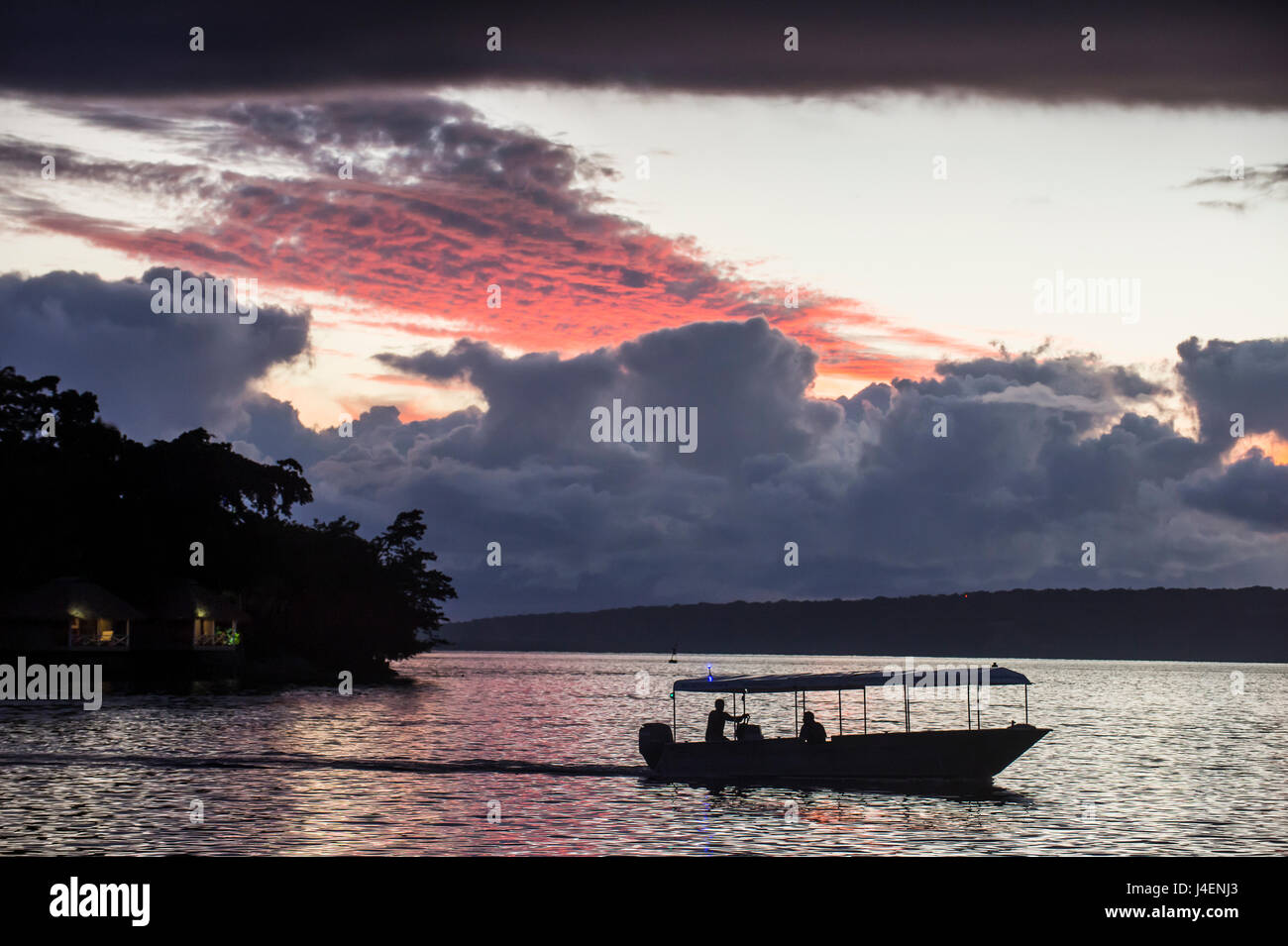 Imbarcazione turistica la guida torna a casa al tramonto in Port Vila Efate, Vanuatu, Pacific Foto Stock