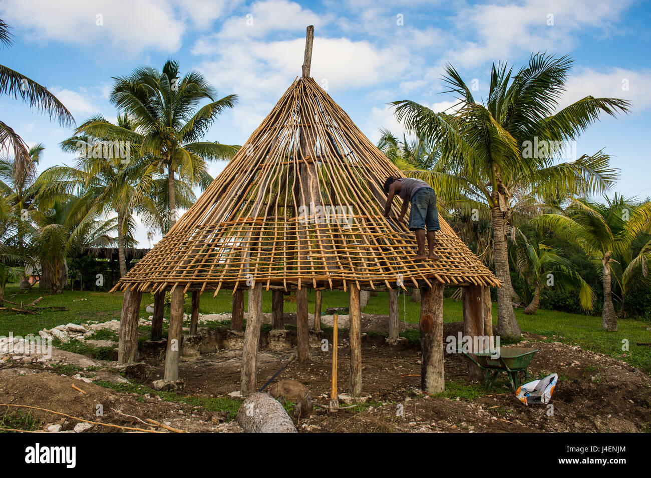 Costruzione di una casa tradizionale Ouvea, Isole della Lealtà, Nuova Caledonia, Pacific Foto Stock