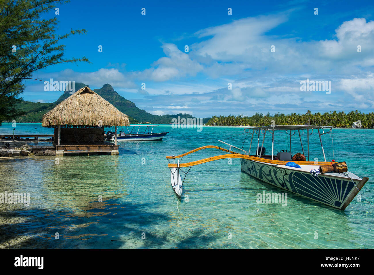 Piccola barca ancoraggio su un piccolo Motu, Bora Bora, Isole della Società, Polinesia francese, Pacific Foto Stock