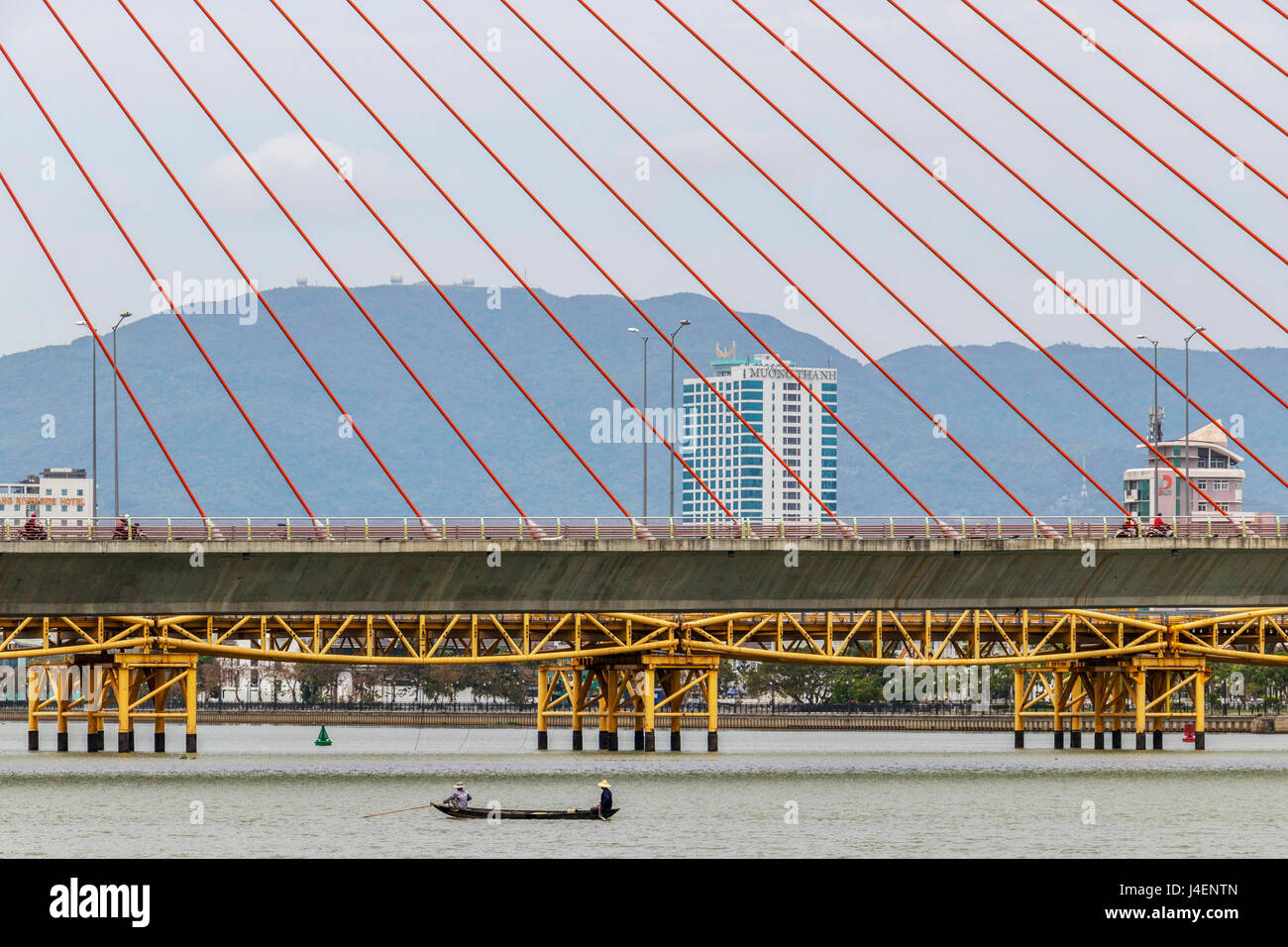 Barca passando il ponte di sospensione sulla canzone fiume Han Danang Vietnam centrale Foto Stock