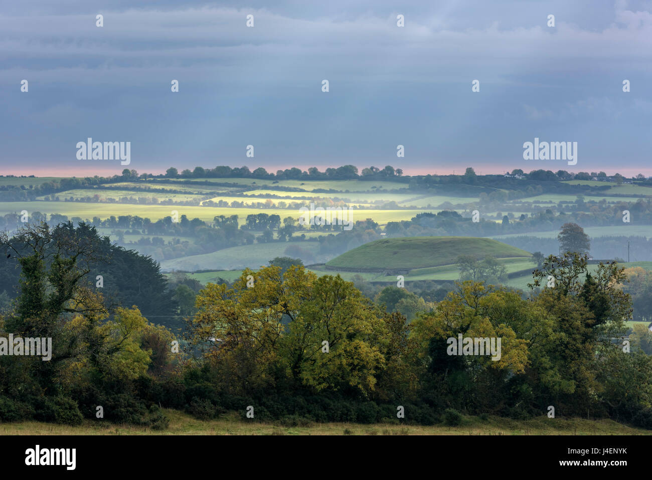Newgrange, nella contea di Meath, Leinster, Repubblica di Irlanda, Europa Foto Stock