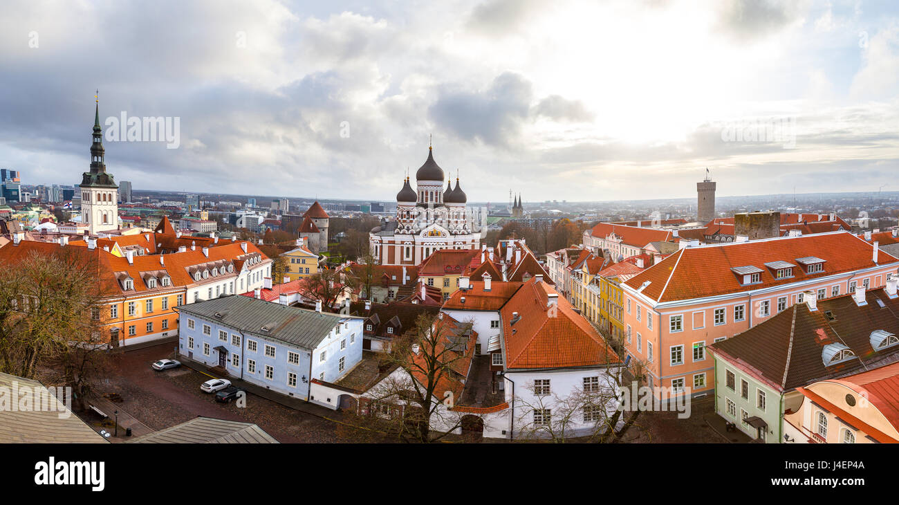 La collina di Toompea con la chiesa russo-ortodossa Alexander Nevsky, Niguliste chiesa e Pikk Hermann tower, Tallinn, Estonia, Europa Foto Stock