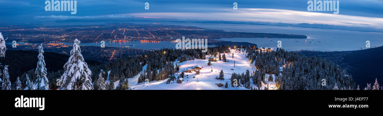 Panorama di Vancouver dal picco di montagna sopra ski resort, Vancouver, British Columbia, Canada, America del Nord Foto Stock