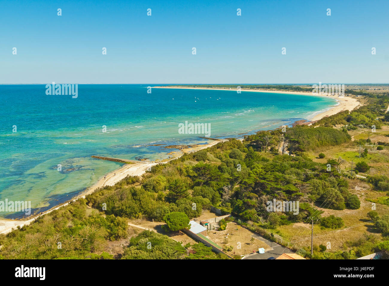 Vista da est Le Phare des Baleines (Faro delle Balene) a punta occidentale dell'isola, Ile de Re, Charente-Maritime, Francia Foto Stock