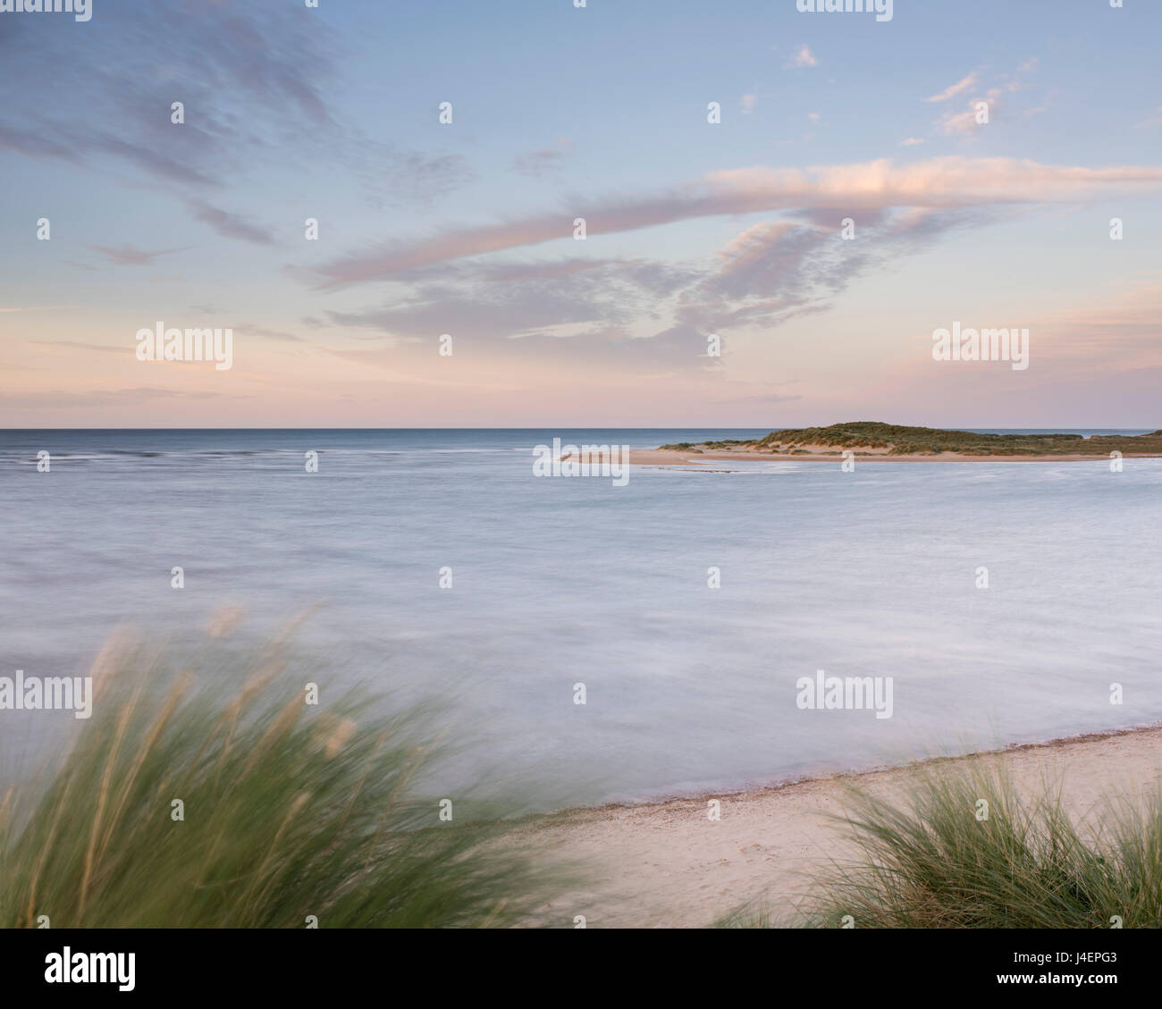 Una alta marea su una serata di vento a Holkham Bay, Norfolk, Inghilterra, Regno Unito, Europa Foto Stock