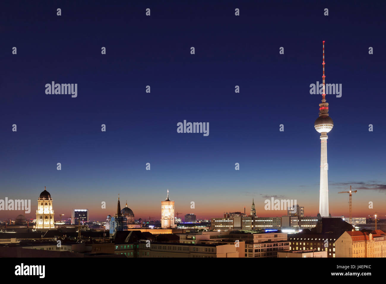 Berlin Mitte con Berliner Fernsehturm Torre della TV e il Rotes Rathaus (rosso Municipio), Berlino, Germania, Europa Foto Stock