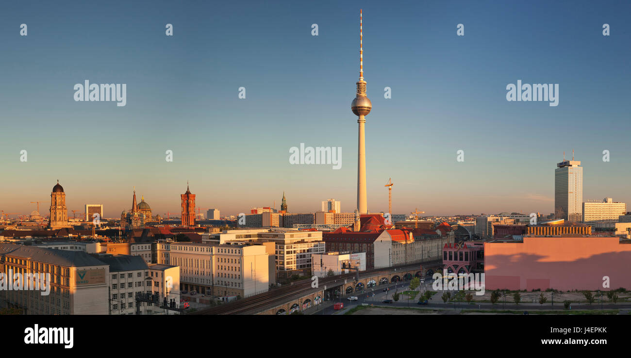 Vista su Alexanderstrasse alla Torre della TV, Rotes Rathaus (rosso Municipio), l'Hotel Park Inn e Alexa Shopping Center, Berlin, Germania Foto Stock