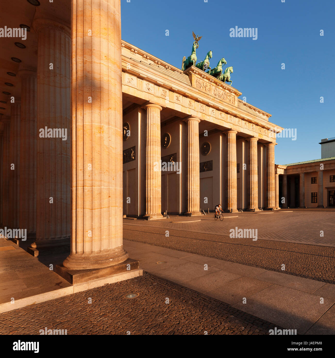 La Porta di Brandeburgo (Brandenburger Tor) all'alba, la Quadriga, Berlin Mitte, Berlin, Germania, Europa Foto Stock