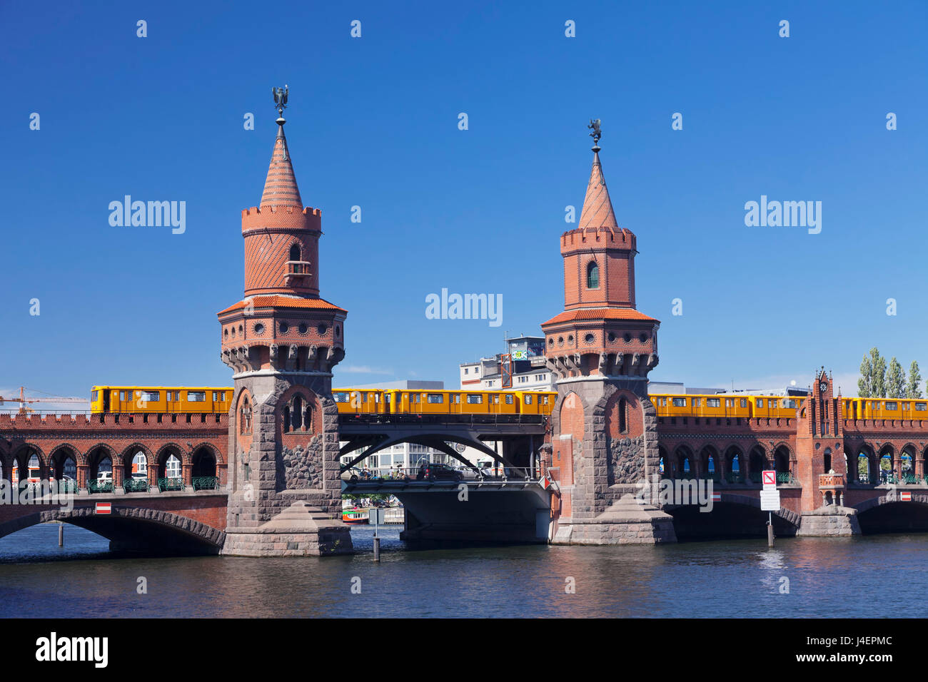 Oberbaum ponte tra Kreuzberg e Friedrichshain, Metro Linea 1, il fiume Sprea, Berlino, Germania, Europa Foto Stock