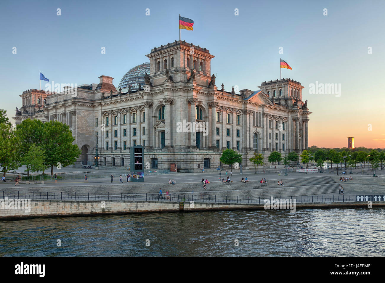 Il palazzo del Reichstag al tramonto, nel quartiere Mitte di Berlino, Germania, Europa Foto Stock