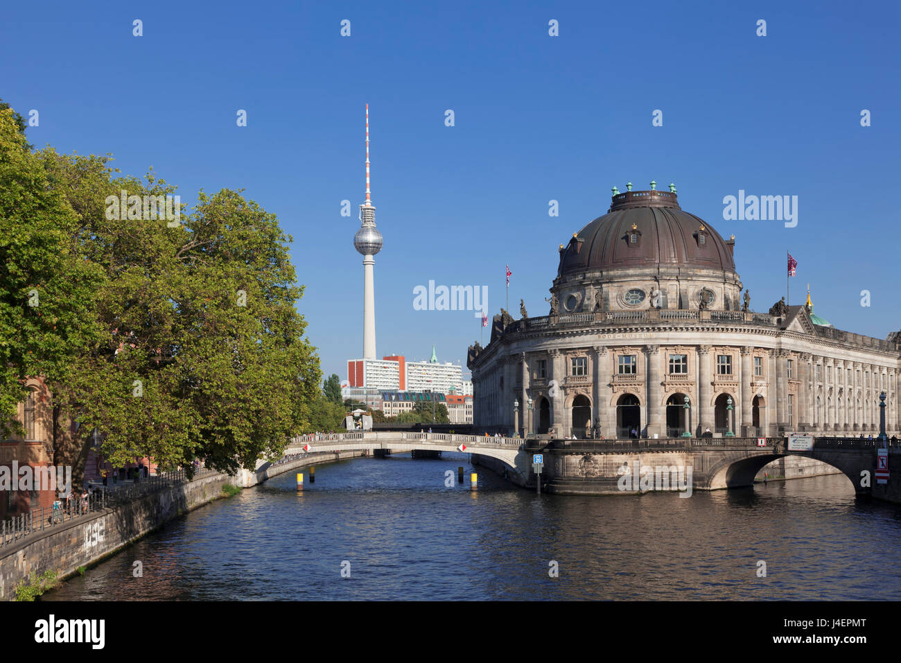 Bode Museum, il Museo Island, sito Patrimonio Mondiale dell'UNESCO, il fiume Sprea, la Torre della TV, nel quartiere Mitte di Berlino, Germania, Europa Foto Stock