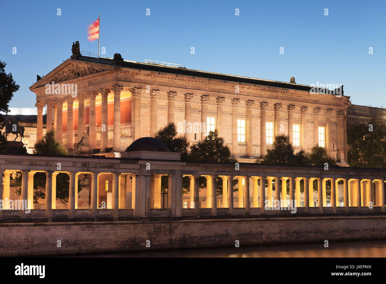 Alte Nationalgalerie (vecchia galleria nazionale), colonnati, l'Isola dei Musei, patrimonio mondiale dell UNESCO, nel quartiere Mitte di Berlino, Germania Foto Stock