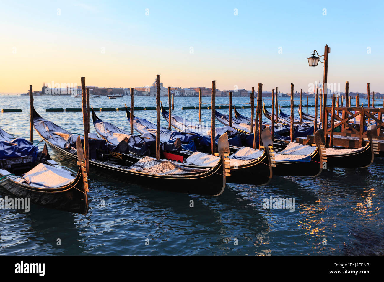 Gondole ricoperta di neve con vista a La Guidecca, sunrise, Venezia, Sito Patrimonio Mondiale dell'UNESCO, Veneto, Italia, Europa Foto Stock