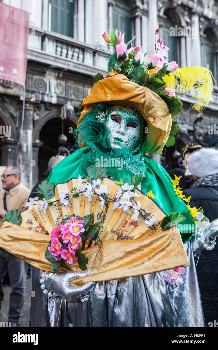 Colorata maschera e costume di carnevale di Venezia, festival famosi in tutto il mondo, Venezia, Veneto, Italia, Europa Foto Stock