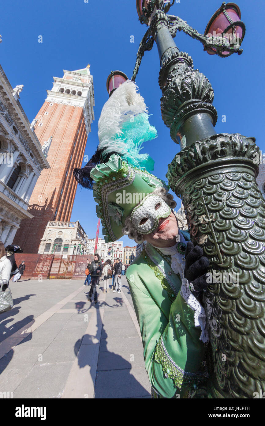 Colorata maschera e costume di carnevale di Venezia, festival famosi in tutto il mondo, Venezia, Veneto, Italia, Europa Foto Stock