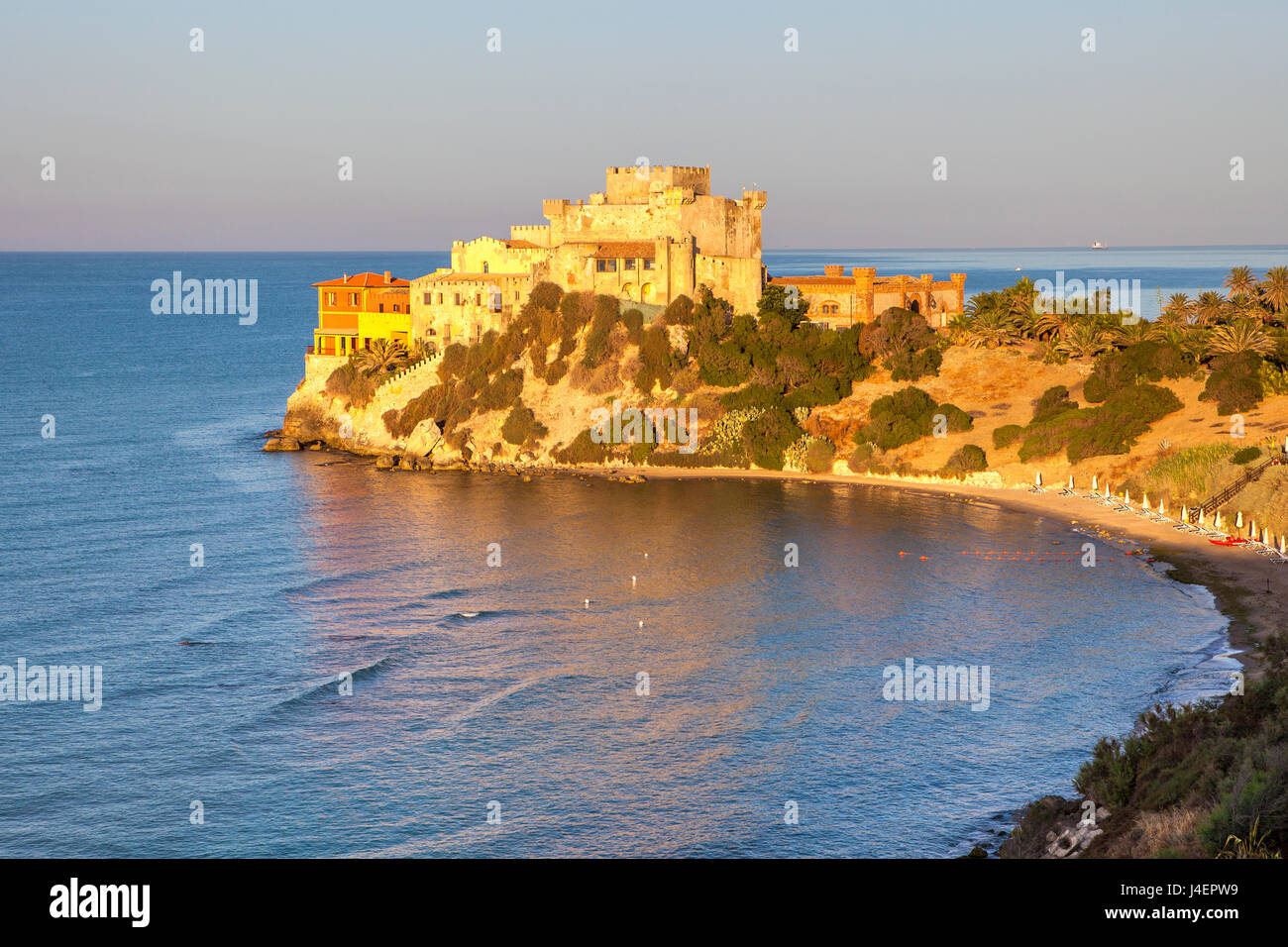 Alba sul mare turchese cornici del medievale castello di Falconara, Butera, Provincia di Caltanissetta, Sicilia, Italia, Mediterranea Foto Stock