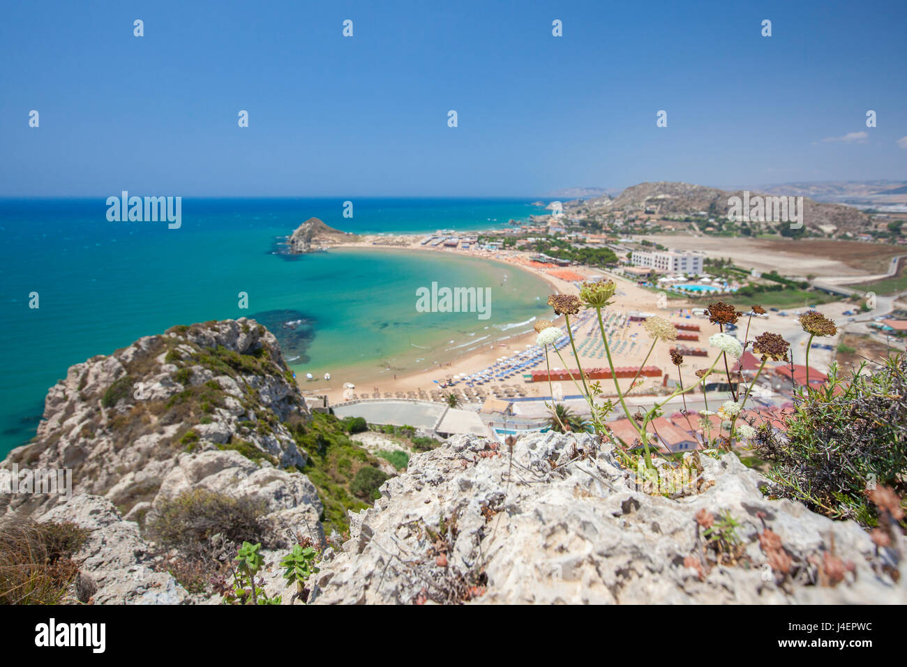 Il telaio di scogliere il mare turchese e la spiaggia sabbiosa di Licata, in provincia di Agrigento, Sicilia, Italia, Mediterraneo, Europa Foto Stock
