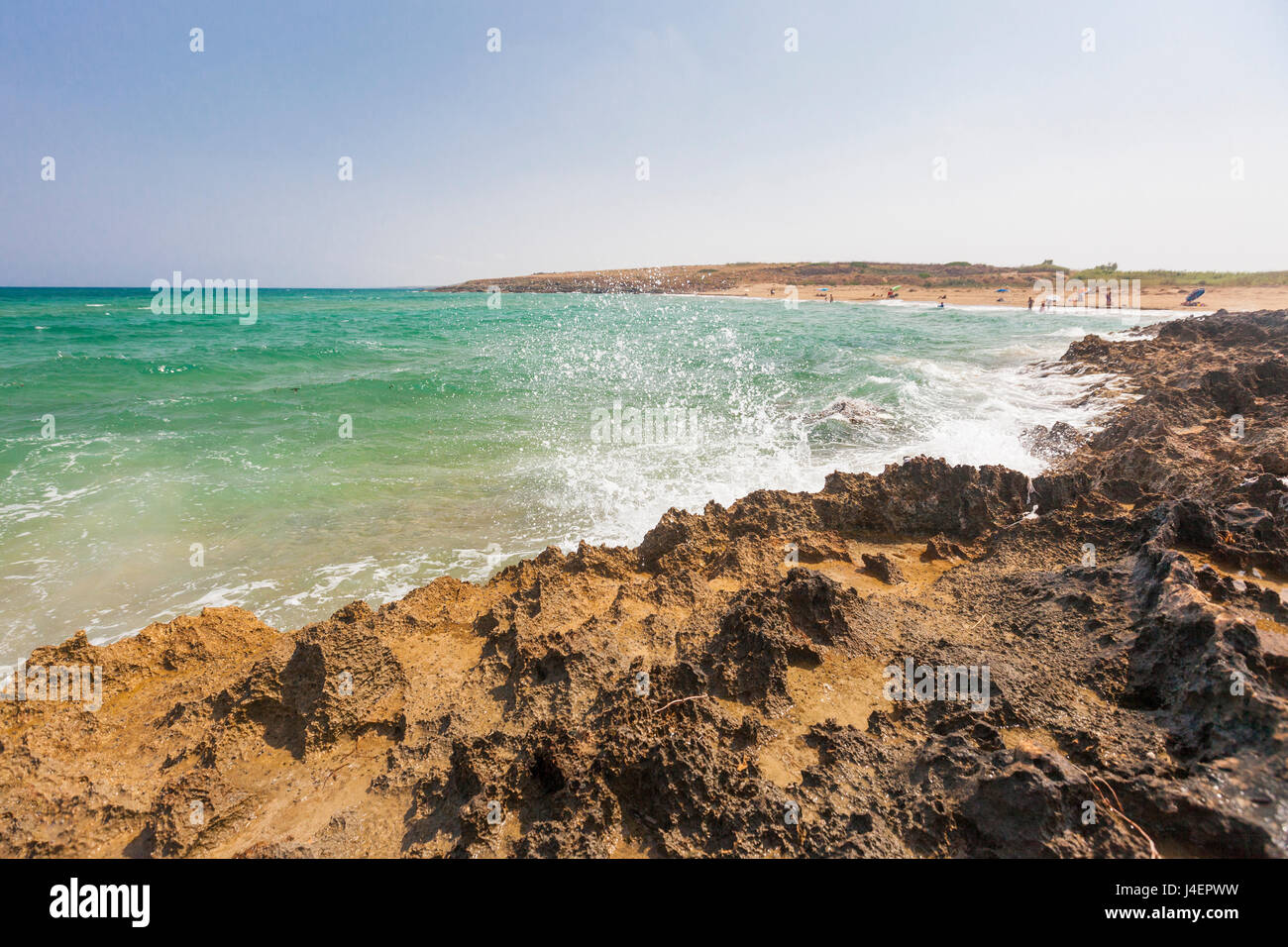 Le onde del mare color turchese che si infrangono sulle rocce, Pozzallo, Provincia di Ragusa, Sicilia, Italia, Mediterraneo, Europa Foto Stock