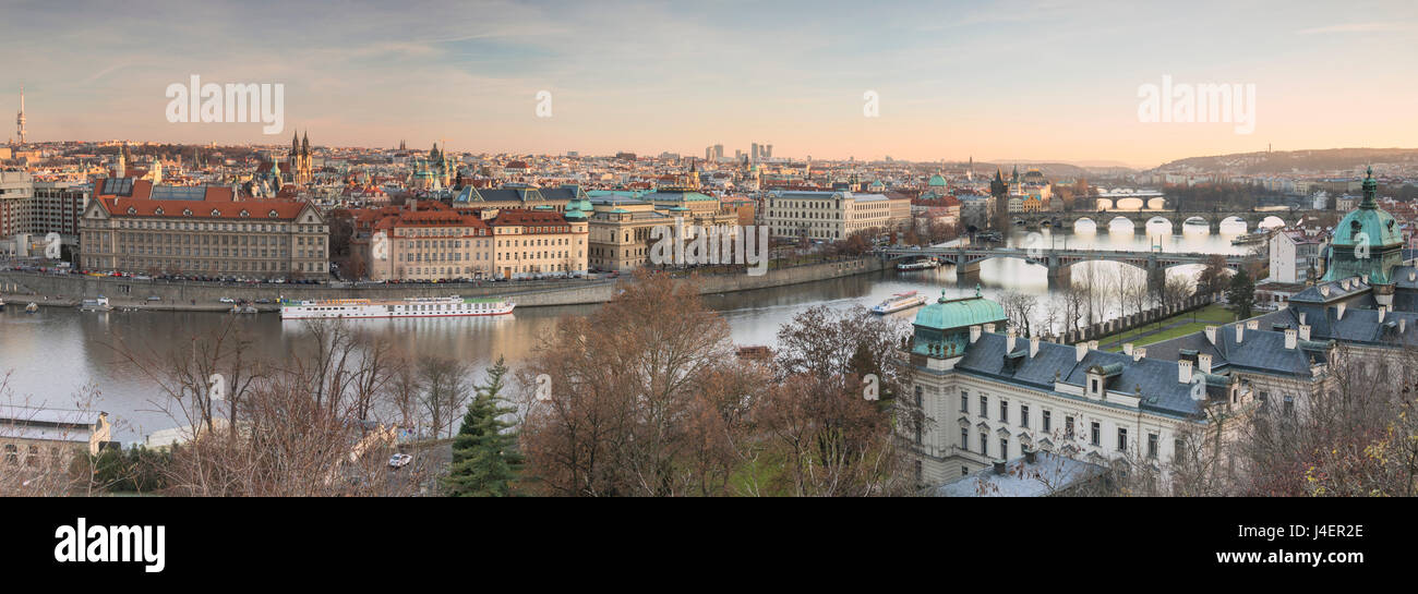 Panorama del centro storico di ponti e palazzi riflessa sul fiume Moldava al tramonto, Praga, Repubblica Ceca, Europa Foto Stock