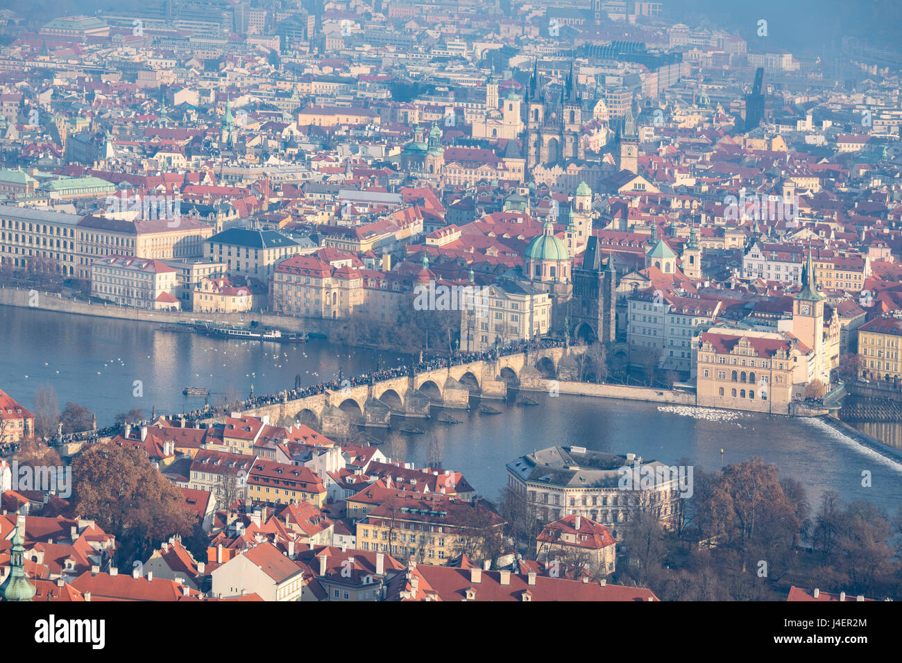 Vista dei tipici edifici e chiese antiche incorniciata dal fiume Vltava, Praga, Repubblica Ceca, Europa Foto Stock