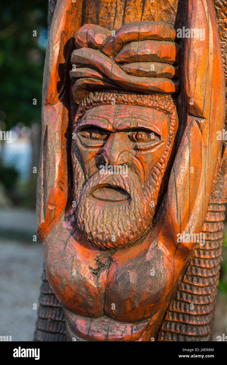 Intagliato a mano statue in legno im centro di Noumea, Nuova Caledonia, Pacific Foto Stock