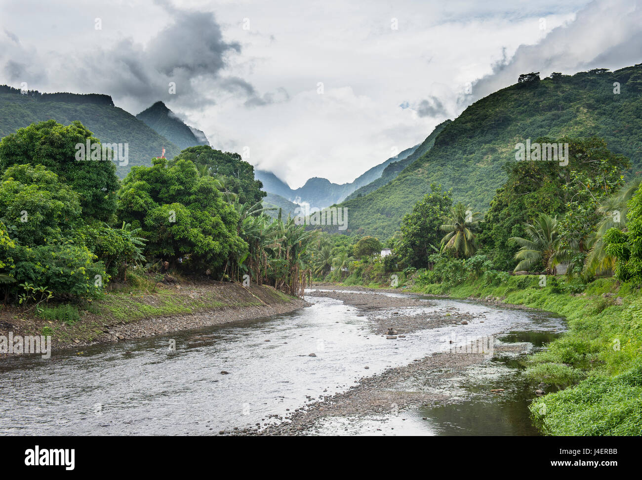 Fiume Paea con spettacolari montagne sullo sfondo, Tahiti, Isole della Società, Polinesia francese, Pacific Foto Stock