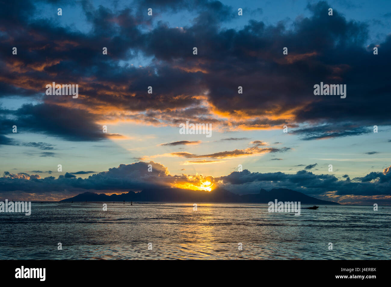 Drammatico tramonto su Moorea, Papeete, Tahiti, Isole della Società, Polinesia francese, Pacific Foto Stock