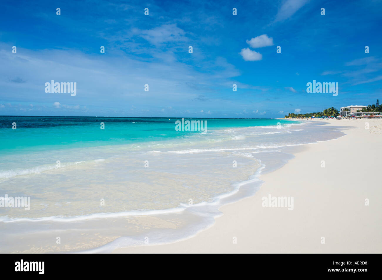 Le acque turchesi e bianchi sulla sabbia del world class Shoal Bay East Beach, Anguilla britannico territorio oltreoceano, dei Caraibi Foto Stock