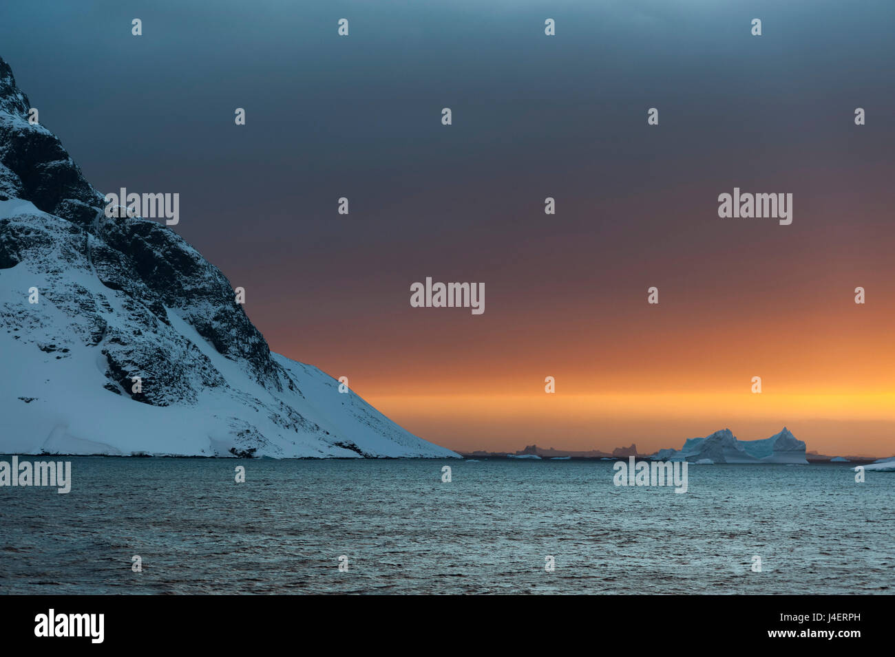 Tramonto nel canale di Lemaire, Antartide, regioni polari Foto Stock