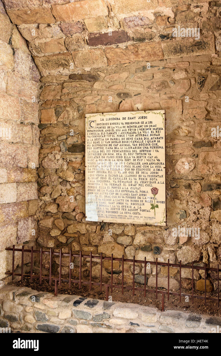 La placca della leggenda di San Jordi sotto la torre-porta del St George, Montblanc, Tarragona Catalogna Foto Stock