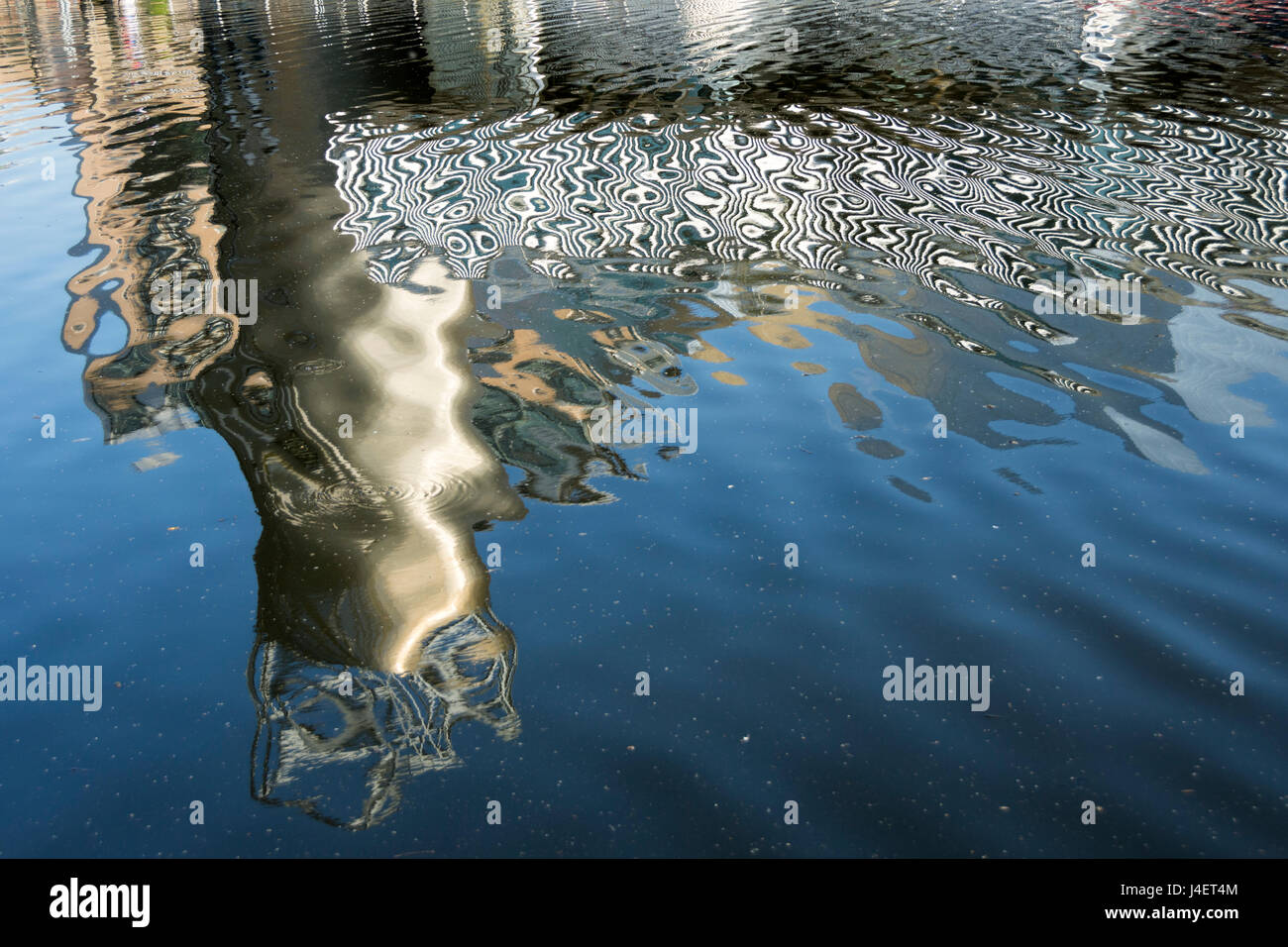 Modelli astratti in acqua formata dalla riflessione di The Lowry Arts Center Building, Salford Quays, Manchester, Inghilterra, Regno Unito Foto Stock Modelli astratti in acqua formata dalla riflessione di The Lowry Arts Center Building, Salford Quays, Manchester, Inghilterra, Regno Unito Foto Stock