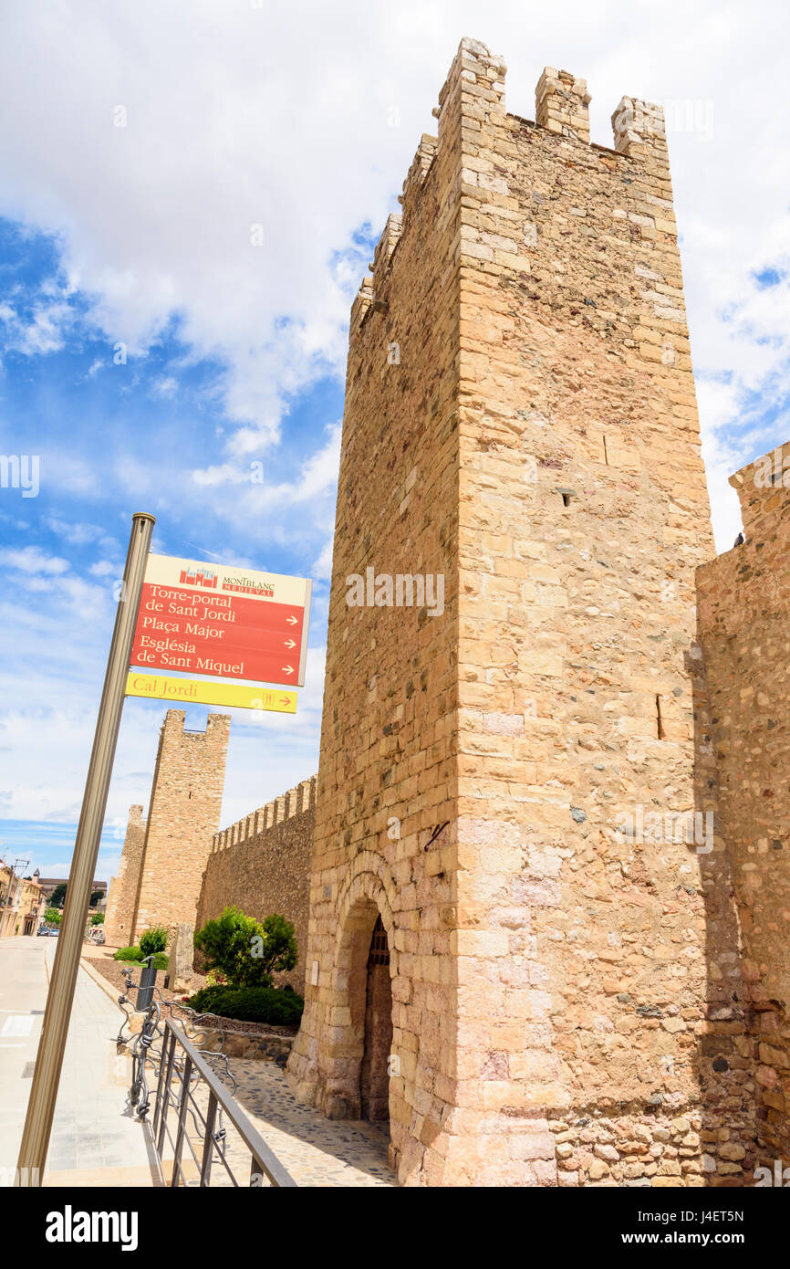 Sant Jordi torre-porta, famosa per la leggenda di dove St George ha ucciso il drago, Montblanc, Tarragona Catalogna Foto Stock