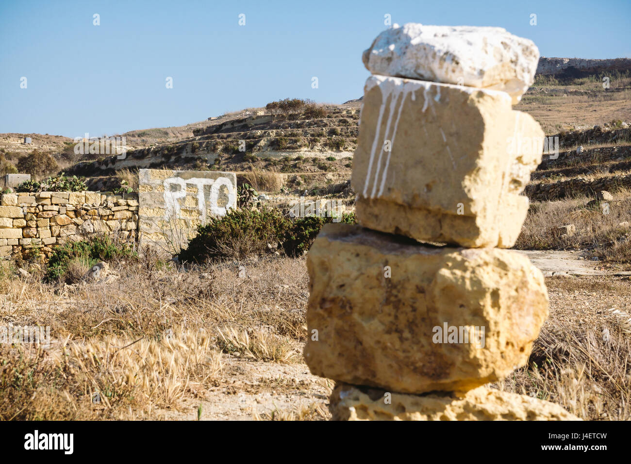 Dipinto di segno che indica presumibilmente un terreno privato a Malta e Gozo. RTO dipinto in bianco su un edificio rurale. Foto Stock