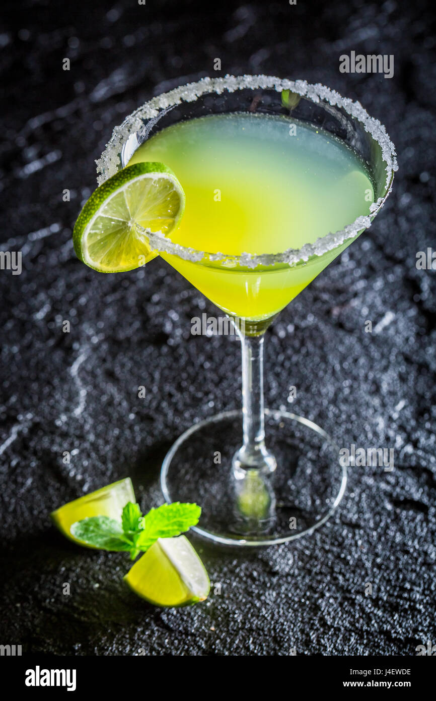 Gustoso classico Margarita con lime fresco su Black Rock Foto Stock