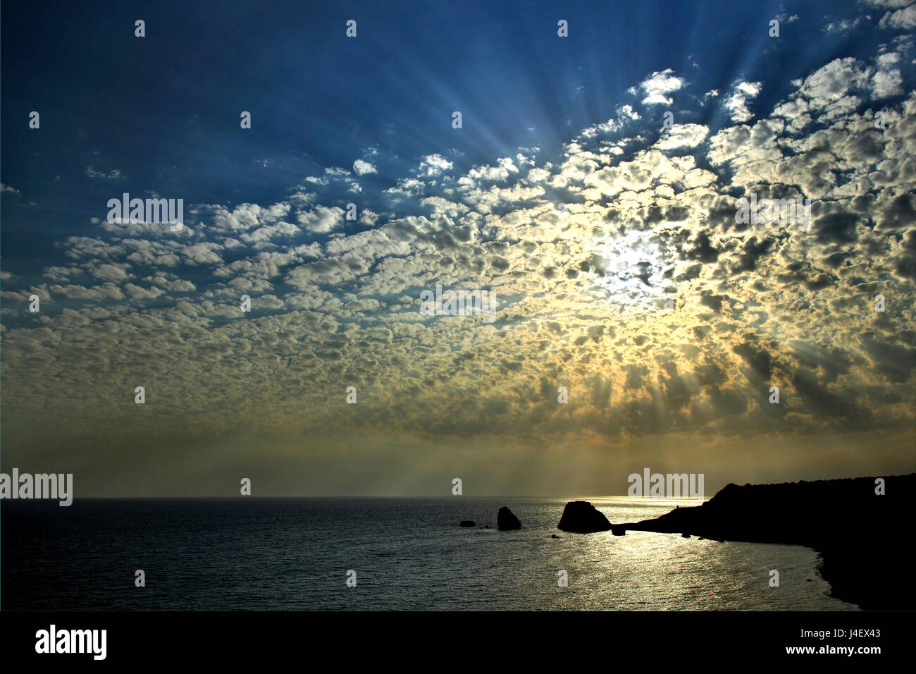 Tramonto a 'Petra tou Romiou" ("Greca Rock', noto anche come "Roccia di Afrodite" o "Aphrodite spiaggia dell'), il "luogo di nascita' di Afrodite (Venere), Cipro. Foto Stock