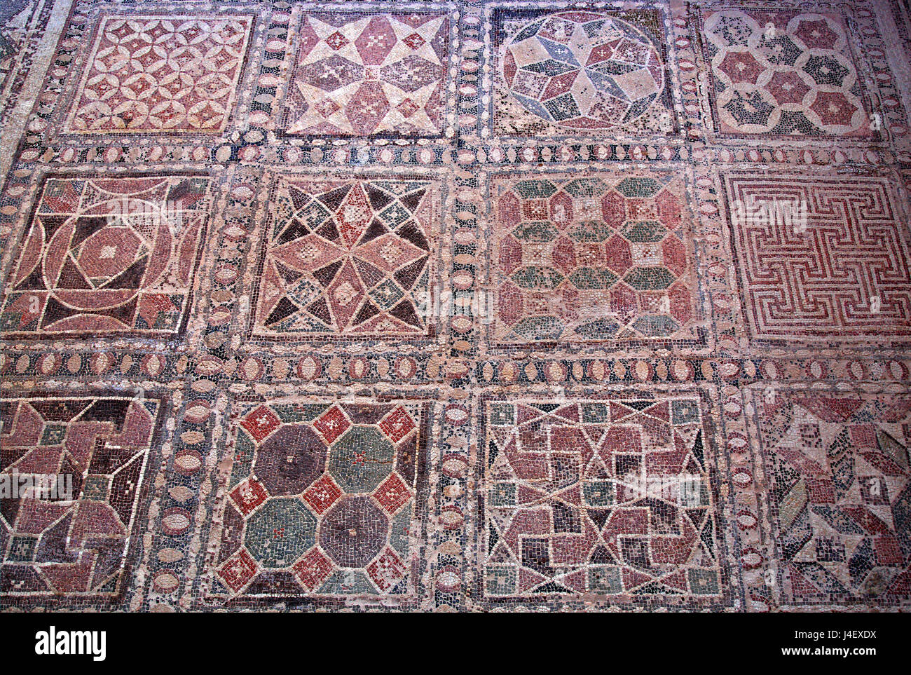 Un mosaico geometrico pianale all'interno della "Casa di Dioniso' nel Parco Archaeoological di Paphos (Patrimonio Mondiale dell'UNESCO), Cipro Foto Stock