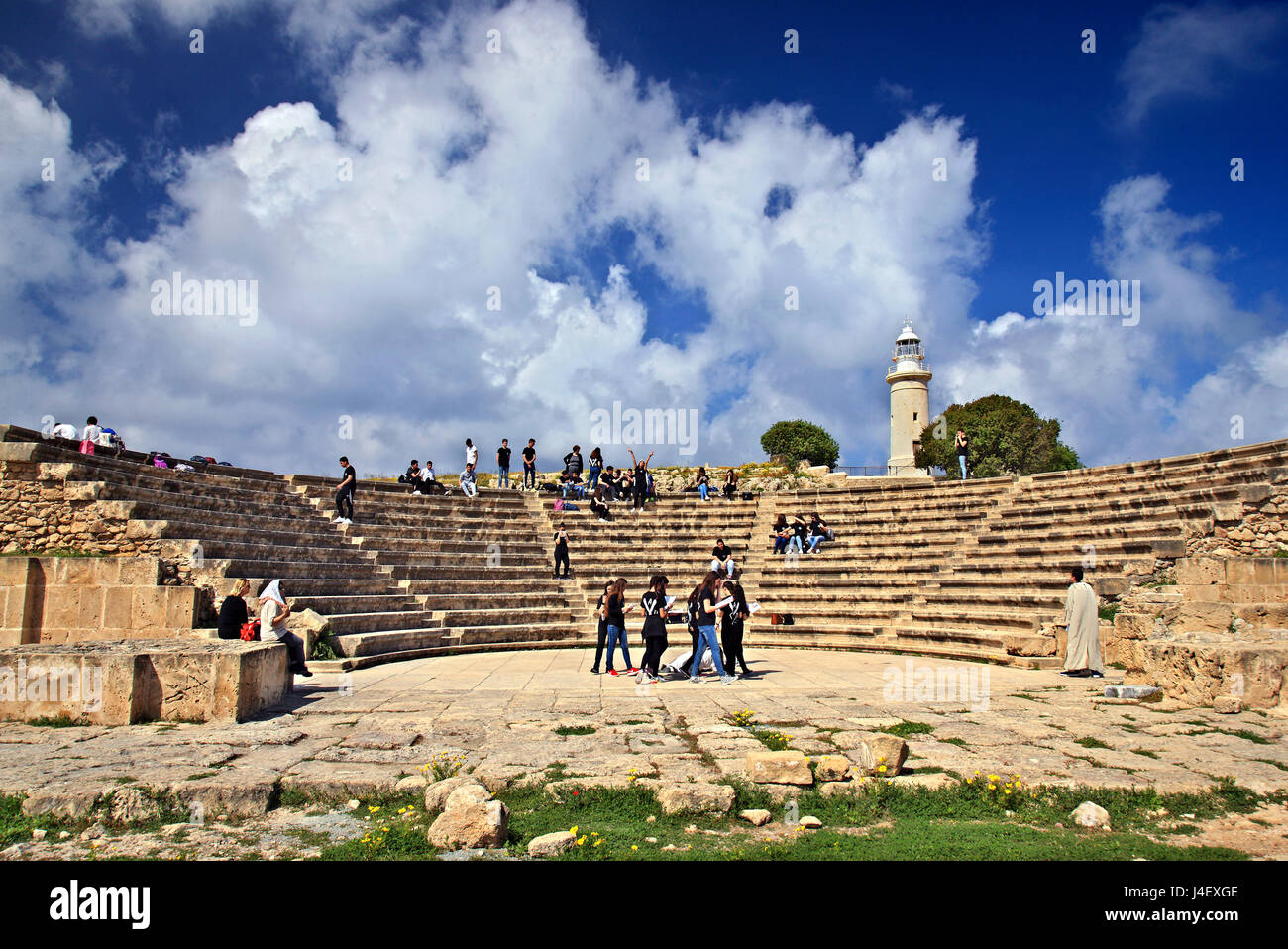 Gli studenti, 'rehearsing' presso il Romano Odeon nel Parco Archeologico di Paphos (Patrimonio Mondiale dell'UNESCO) Cipro. Foto Stock