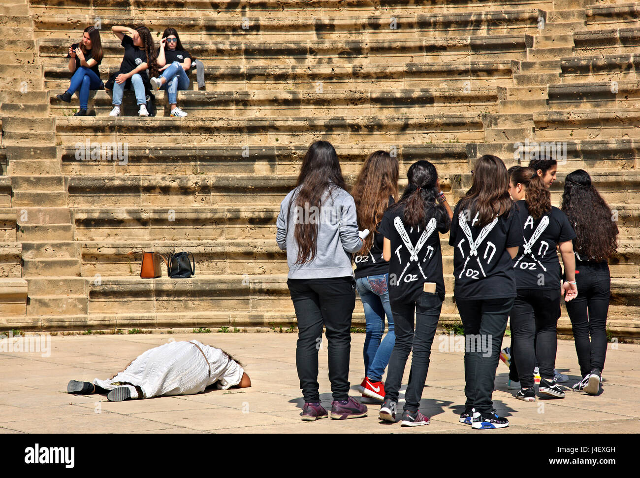 Gli studenti, 'rehearsing' presso il Romano Odeon nel Parco Archeologico di Paphos (Patrimonio Mondiale dell'UNESCO) Cipro. Foto Stock