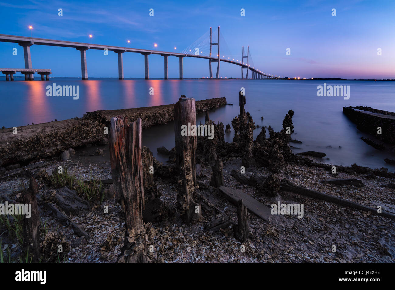 Rimane del dock dell'ex Brunswick dei cantieri navali e il Sydney Lanier Bridge, Brunswick, Georgia Foto Stock