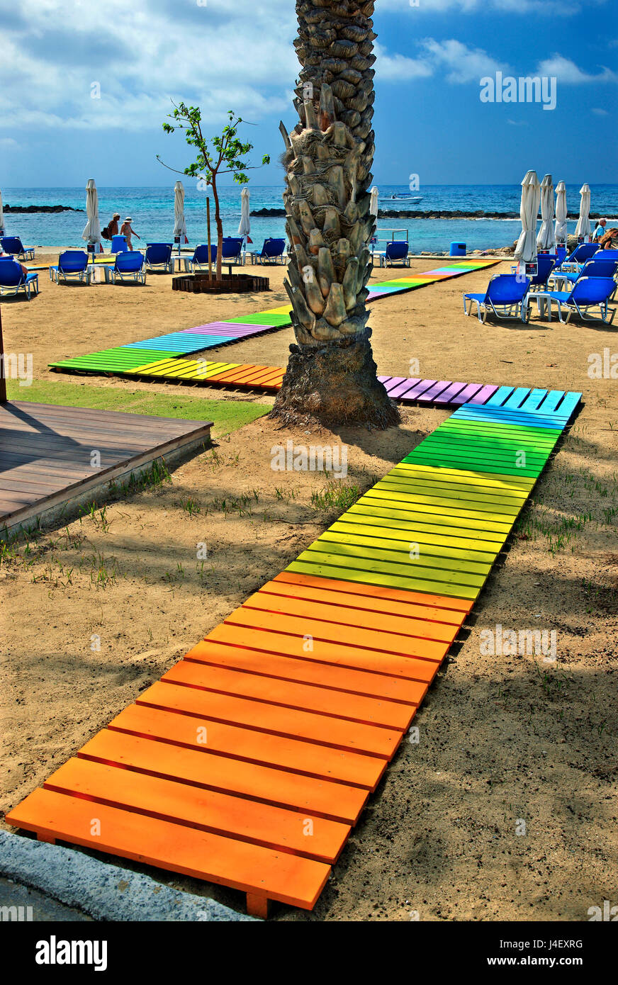 Percorso colorato al mare presso la spiaggia di Alykes, () Kato Paphos, Cipro Foto Stock