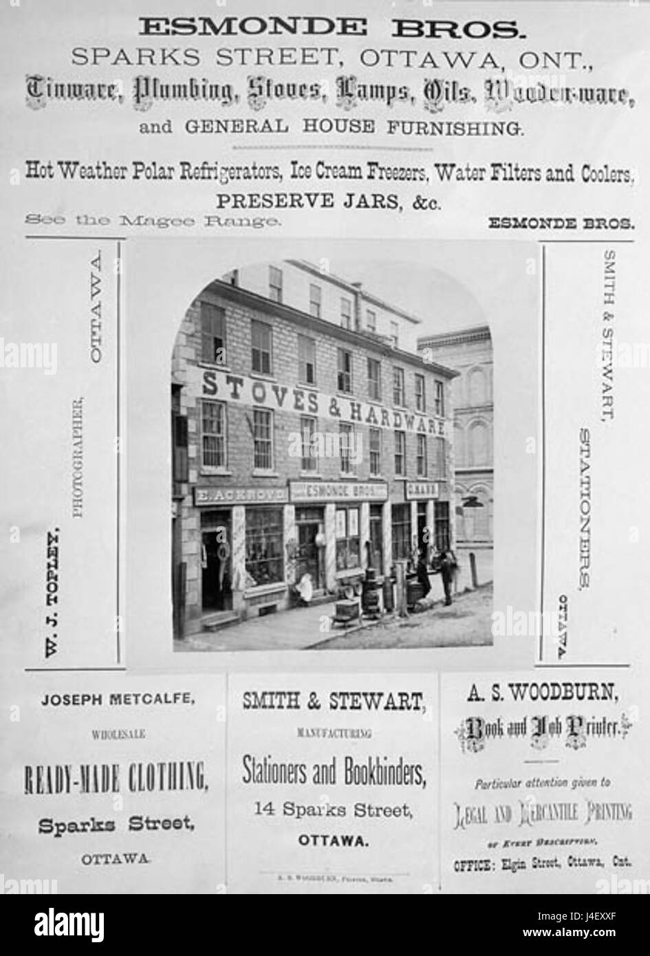 L'immagine raffigura una scena del 1875 con la E. Ackroyd Esmonde Bros. E C. Mann in Sparks Street a Ottawa, Canada. La fotografia mette in evidenza lo stile architettonico e il paesaggio urbano di Ottawa alla fine del XIX secolo, mostrando le attività commerciali locali e la vita di strada durante quell'epoca. Foto Stock
